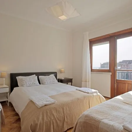 Fuer 19 Personen Und 1 Kind In Lissabon, Regio De Costa De - B58256 *